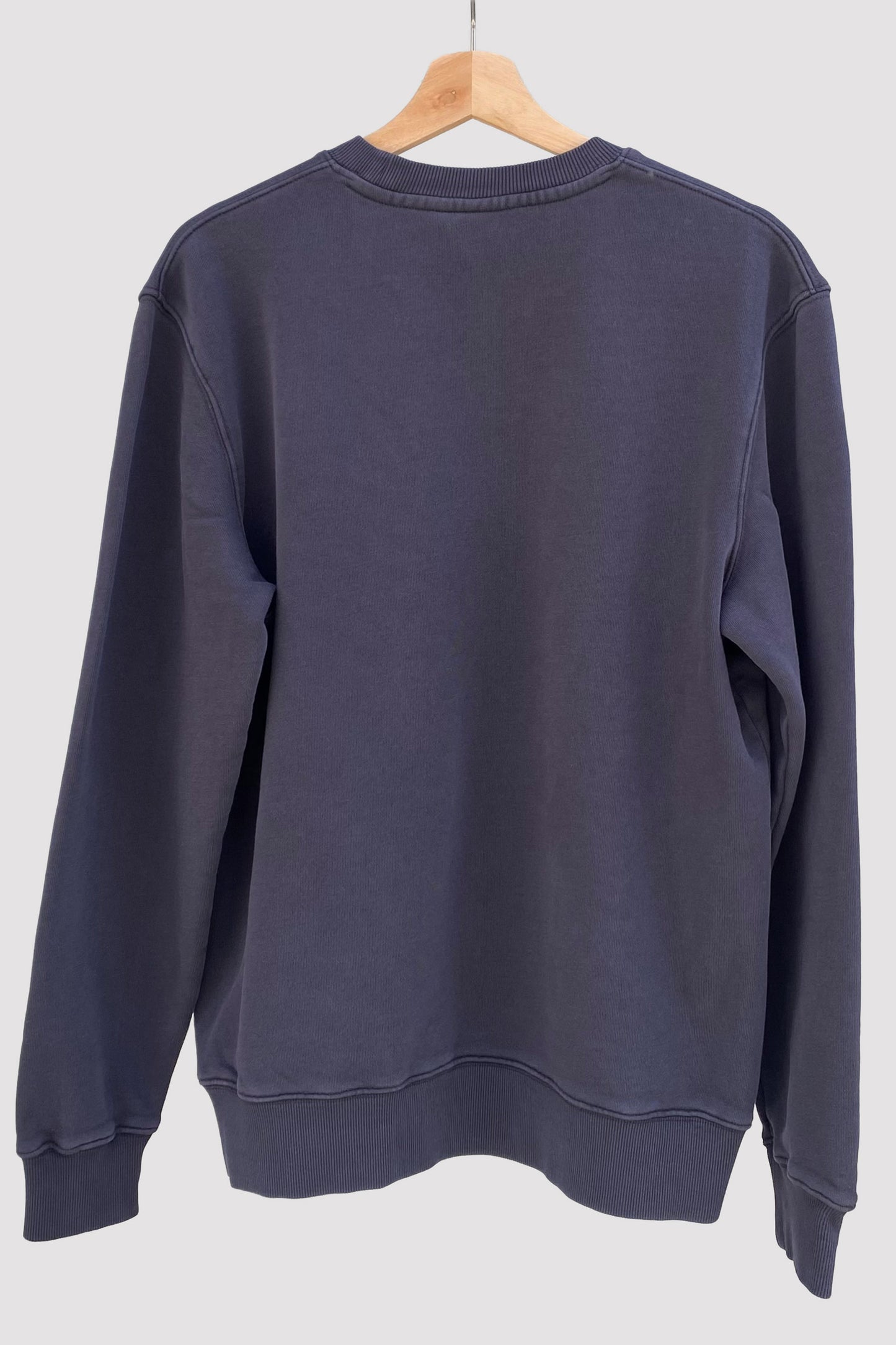 Deus Ex Machina Sudadera teñida en negro con escudo en blanco