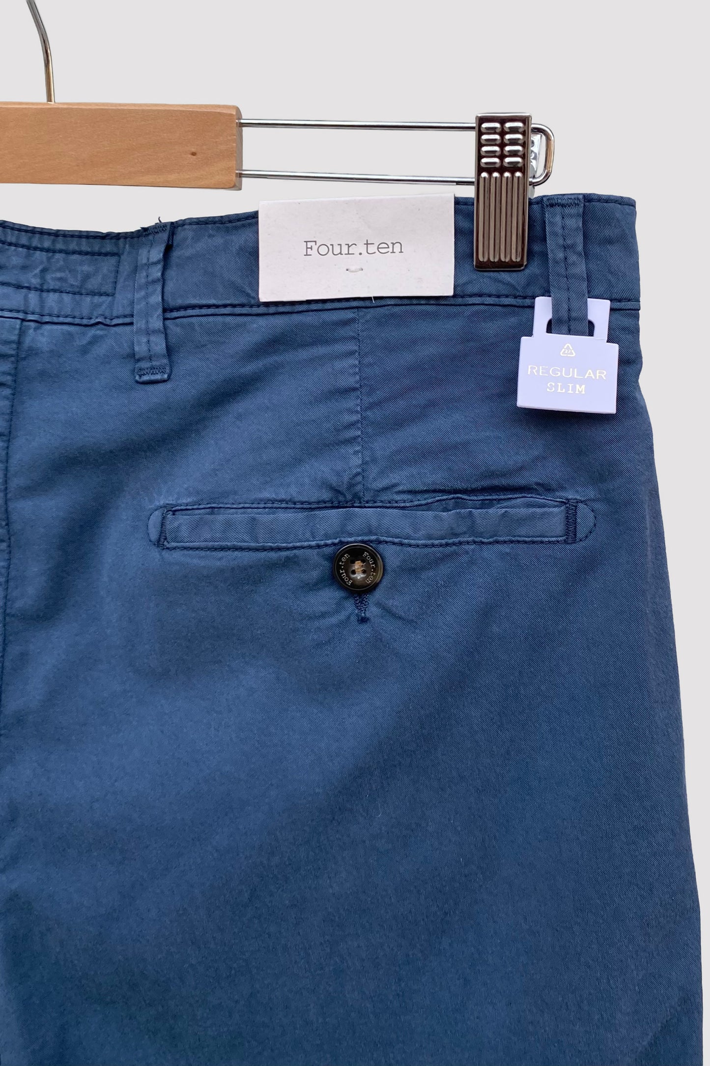Four.ten Pantalón chino con pinza azul
