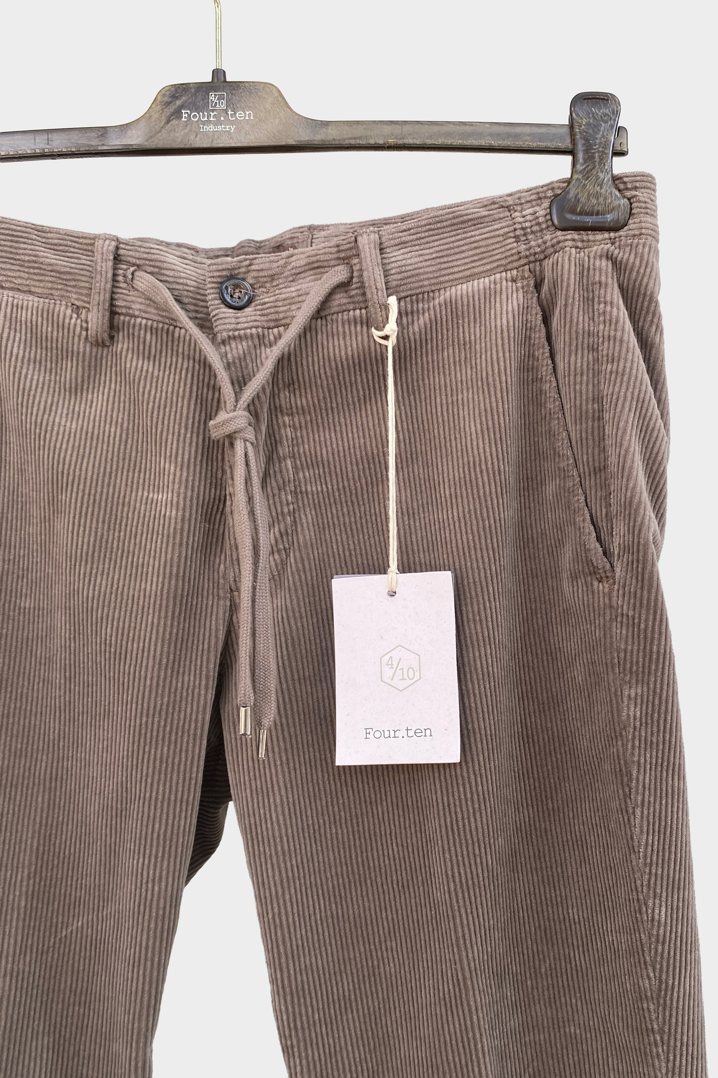 Four.ten Pantalón pana gorda marrón con cordón y goma