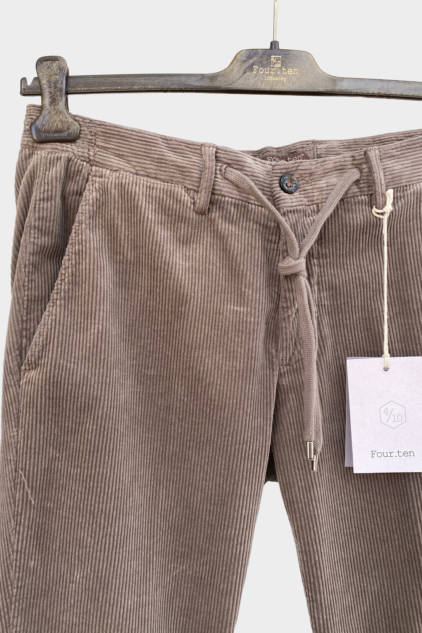 Four.ten Pantalón pana gorda marrón con cordón y goma
