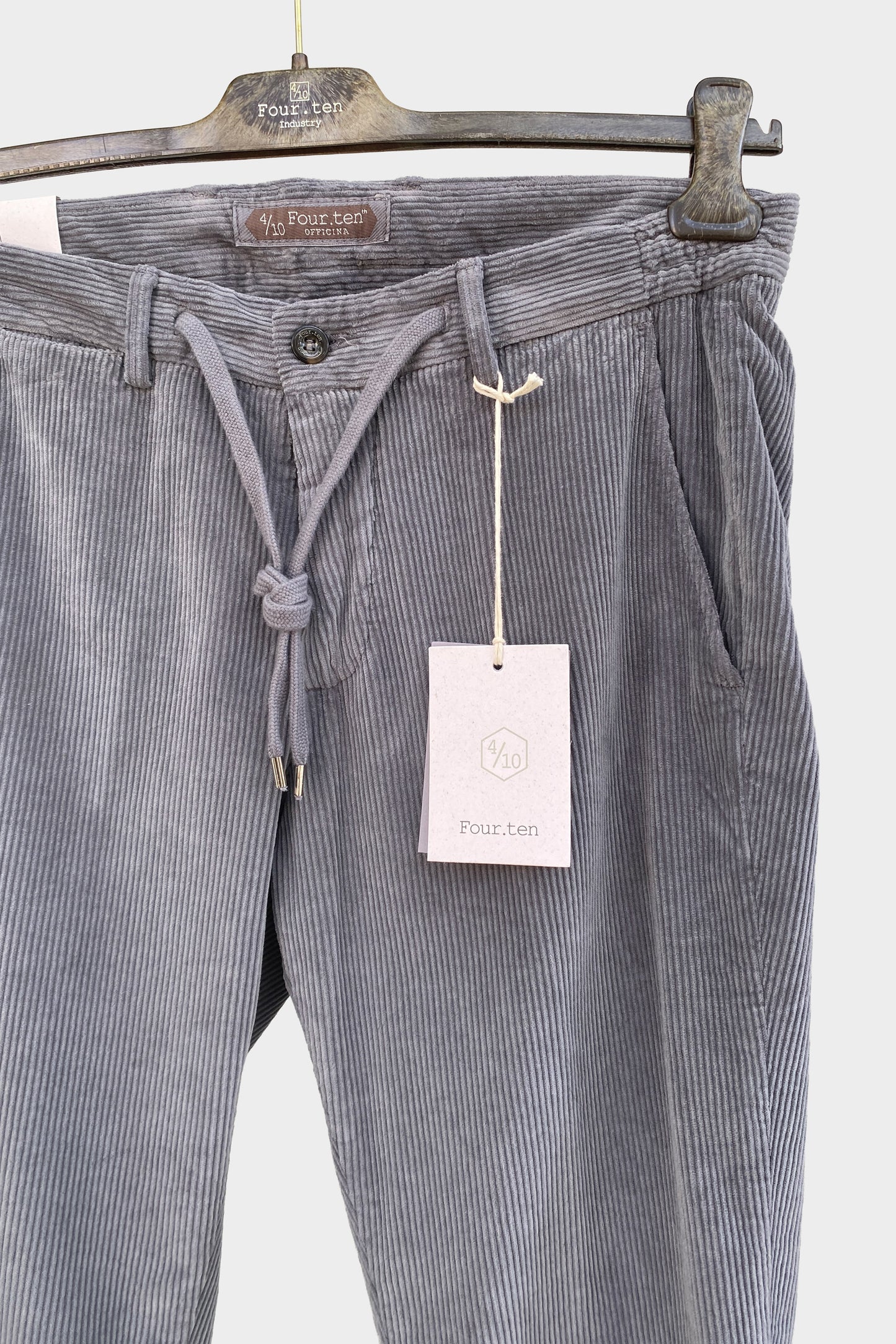 Four.ten Pantalón pana gorda con cordón y goma gris