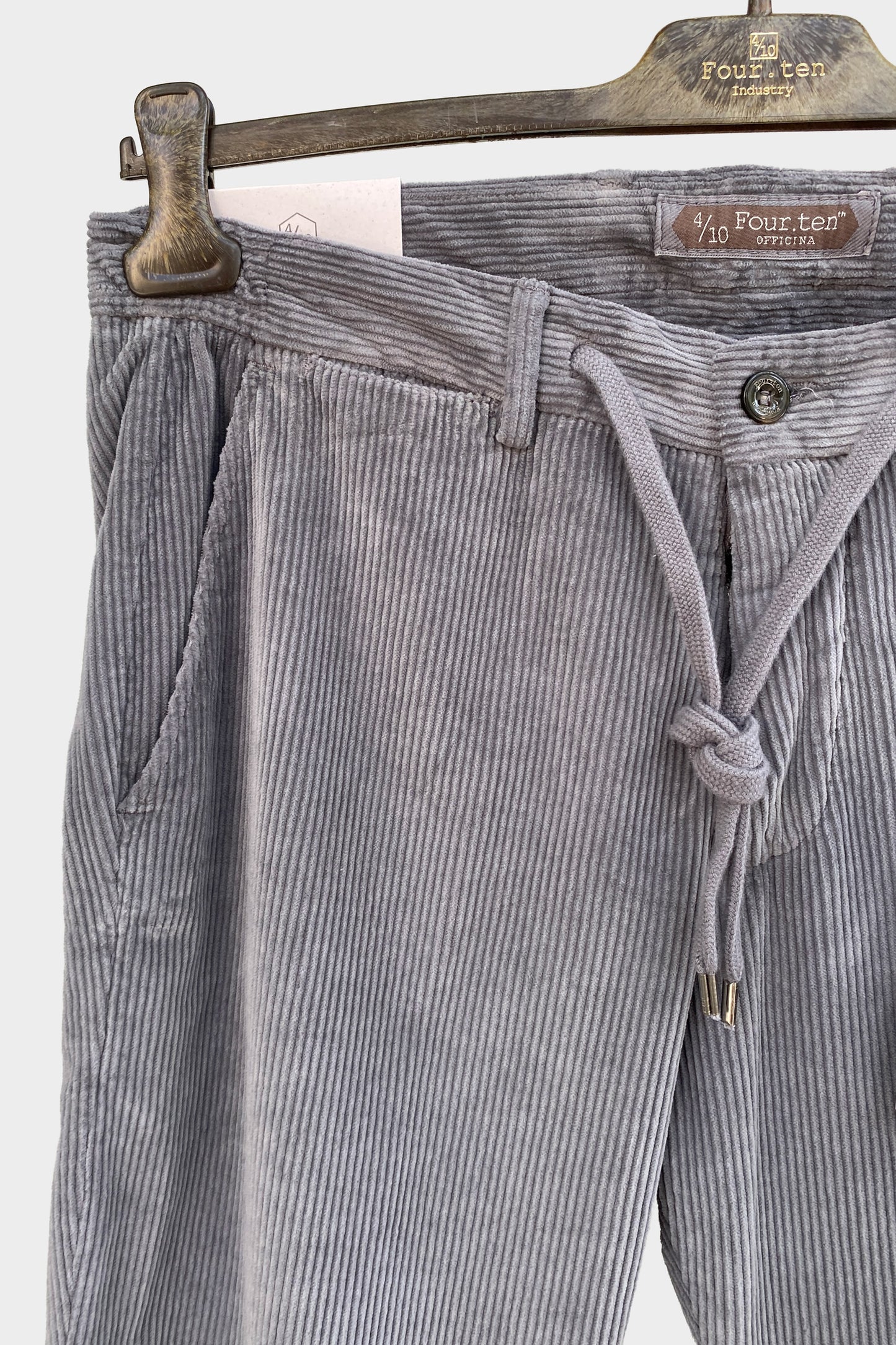 Four.ten Pantalón pana gorda con cordón y goma gris