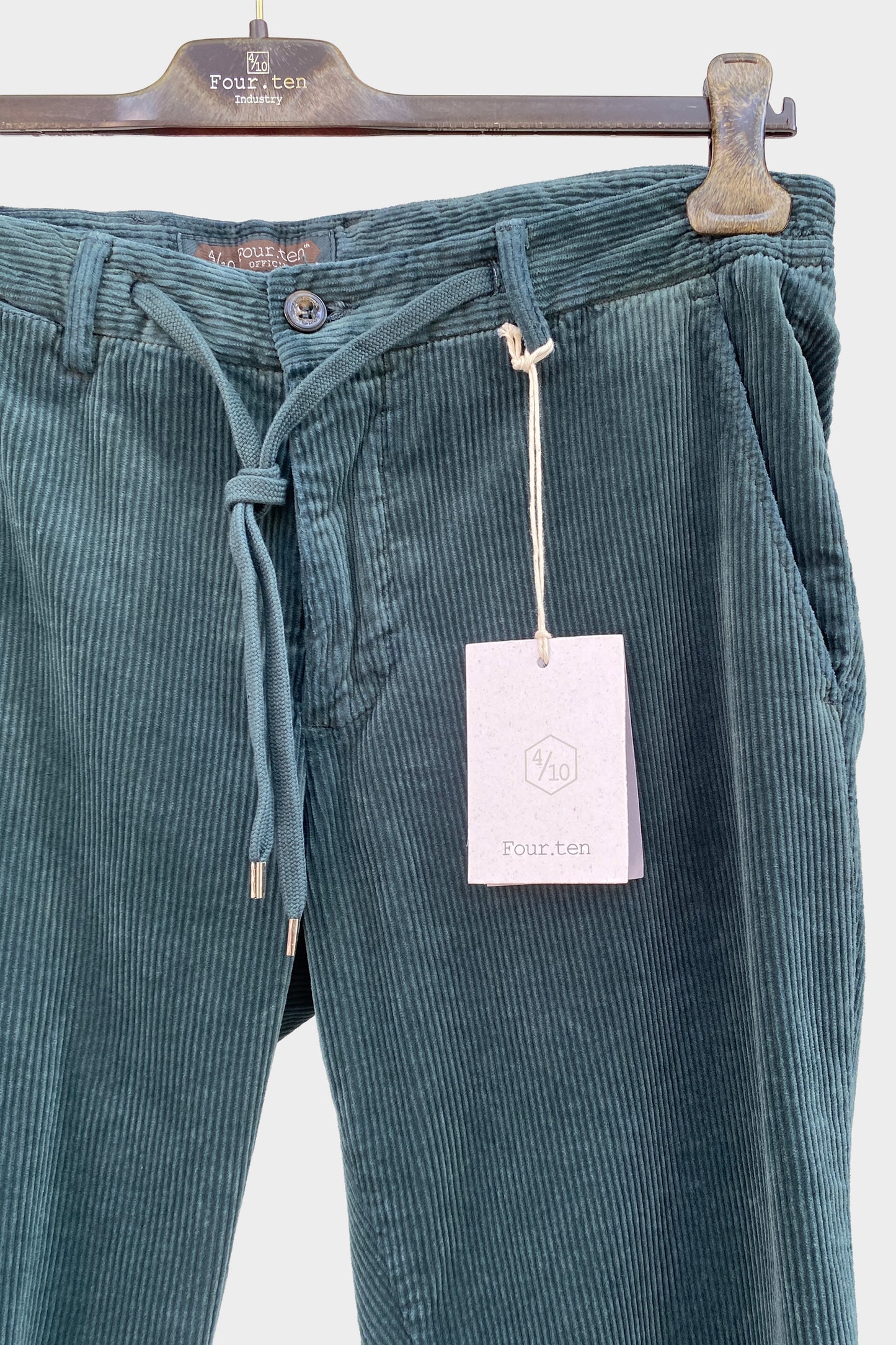 Four.ten Pantalón pana gorda verde oscuro con cordón y goma