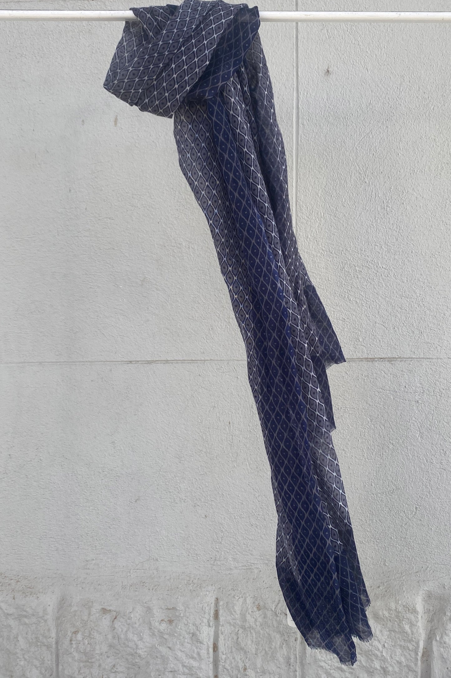 Alley Docks Fular de estampado geométrico gris y azul