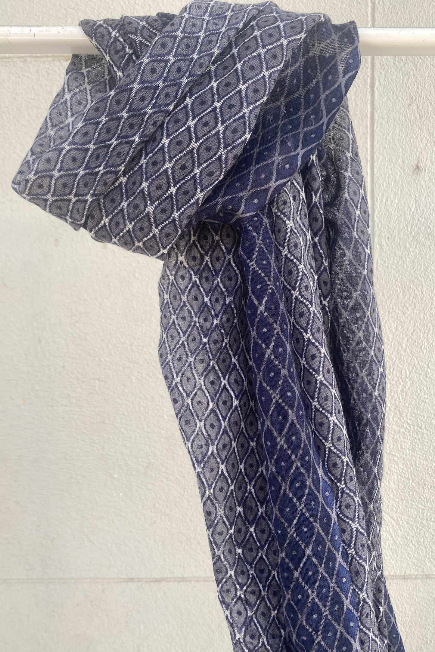 Alley Docks Fular de estampado geométrico gris y azul