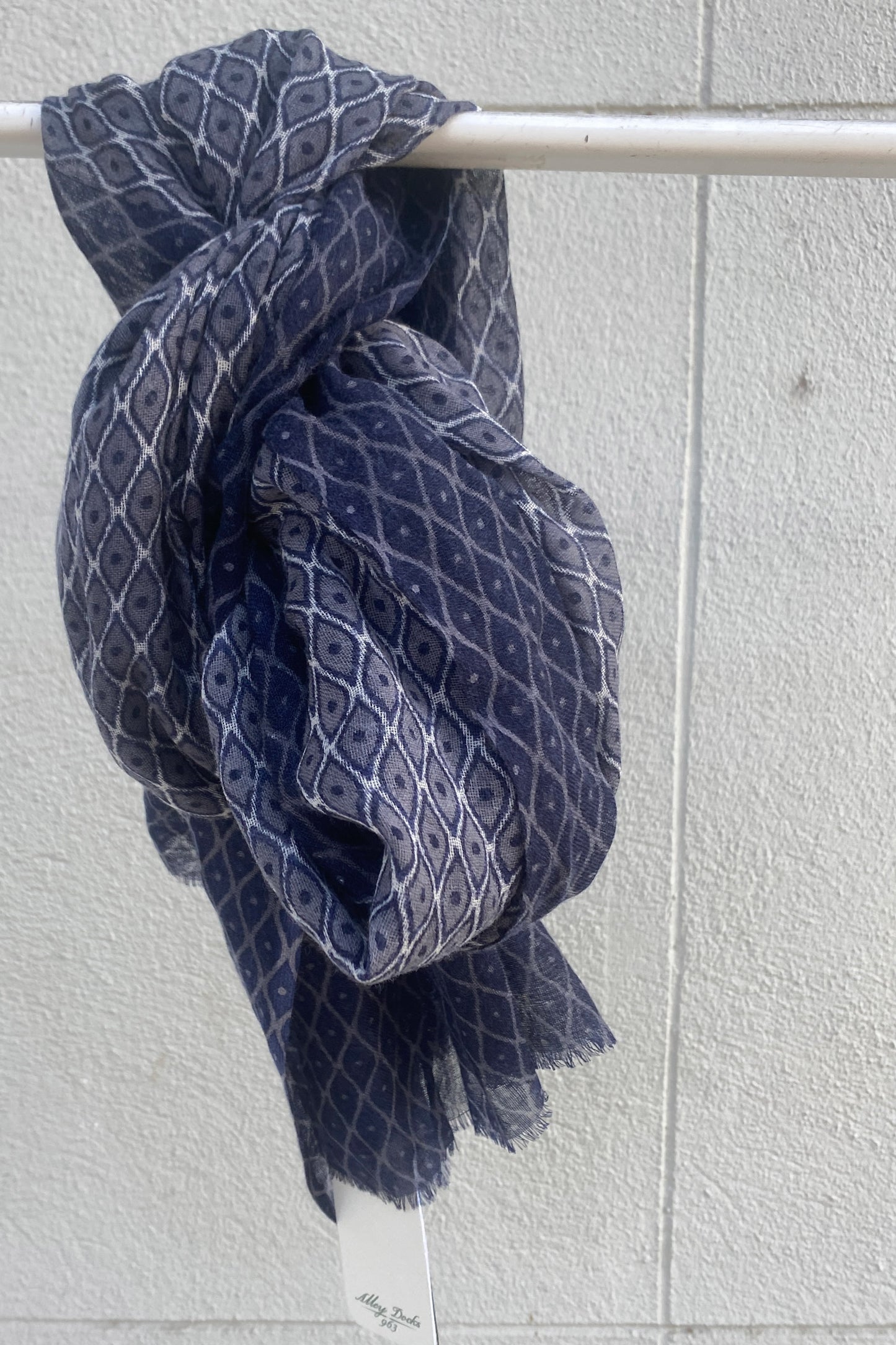 Alley Docks Fular de estampado geométrico gris y azul