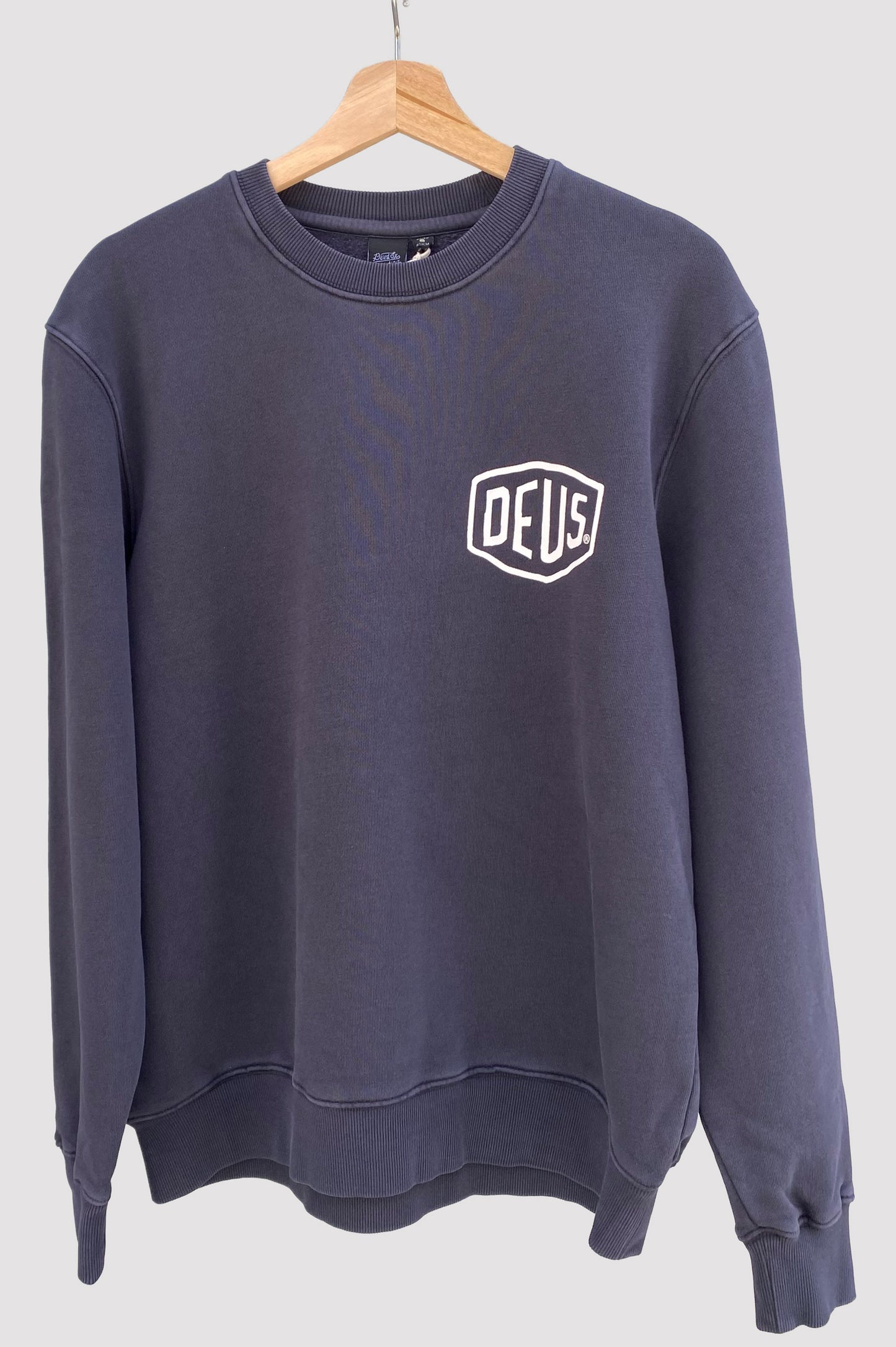 Deus Ex Machina Sudadera teñida en negro con escudo en blanco