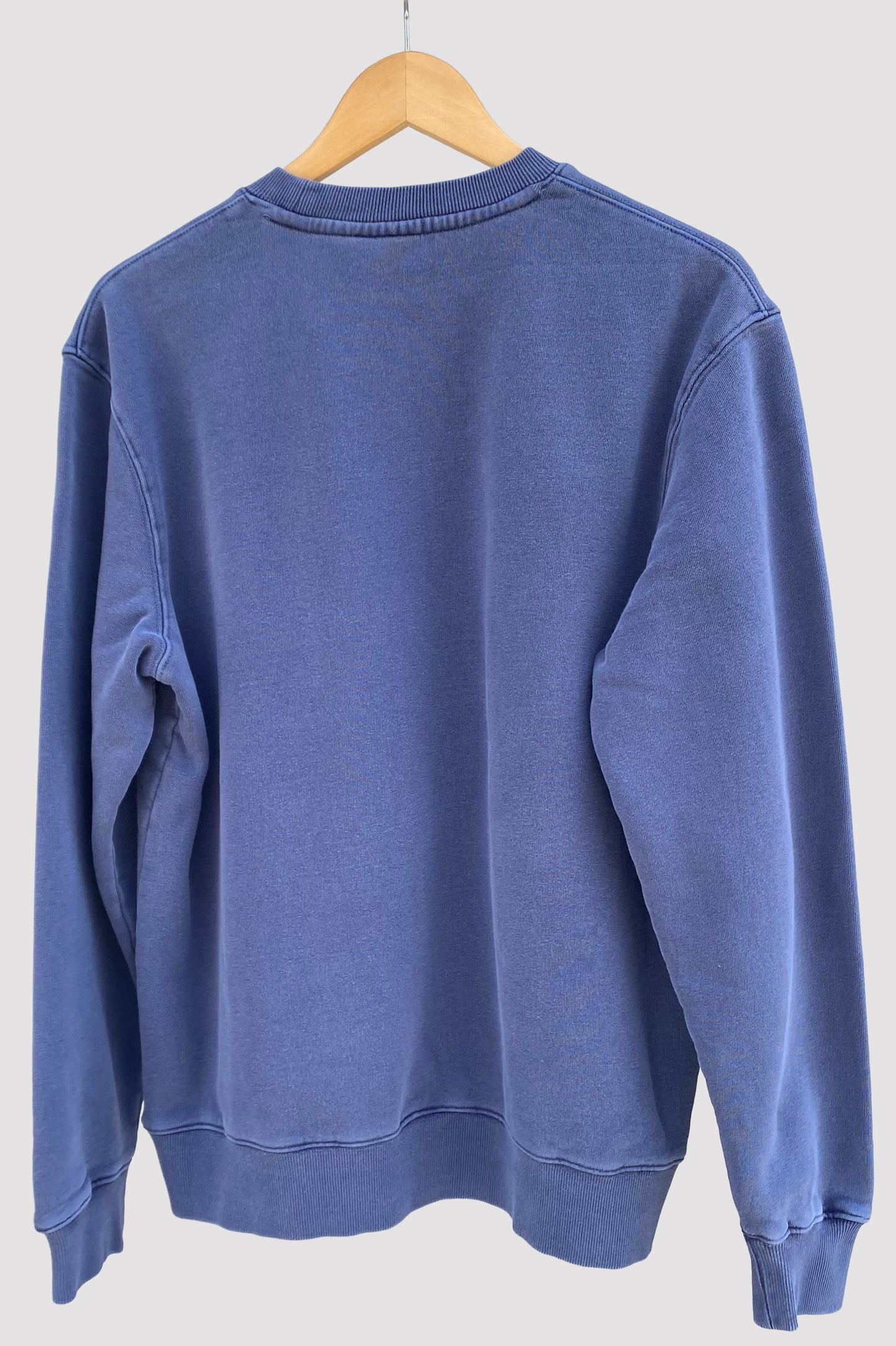 Deus Ex Machina Sudadera teñida en azul con escudo en blanco