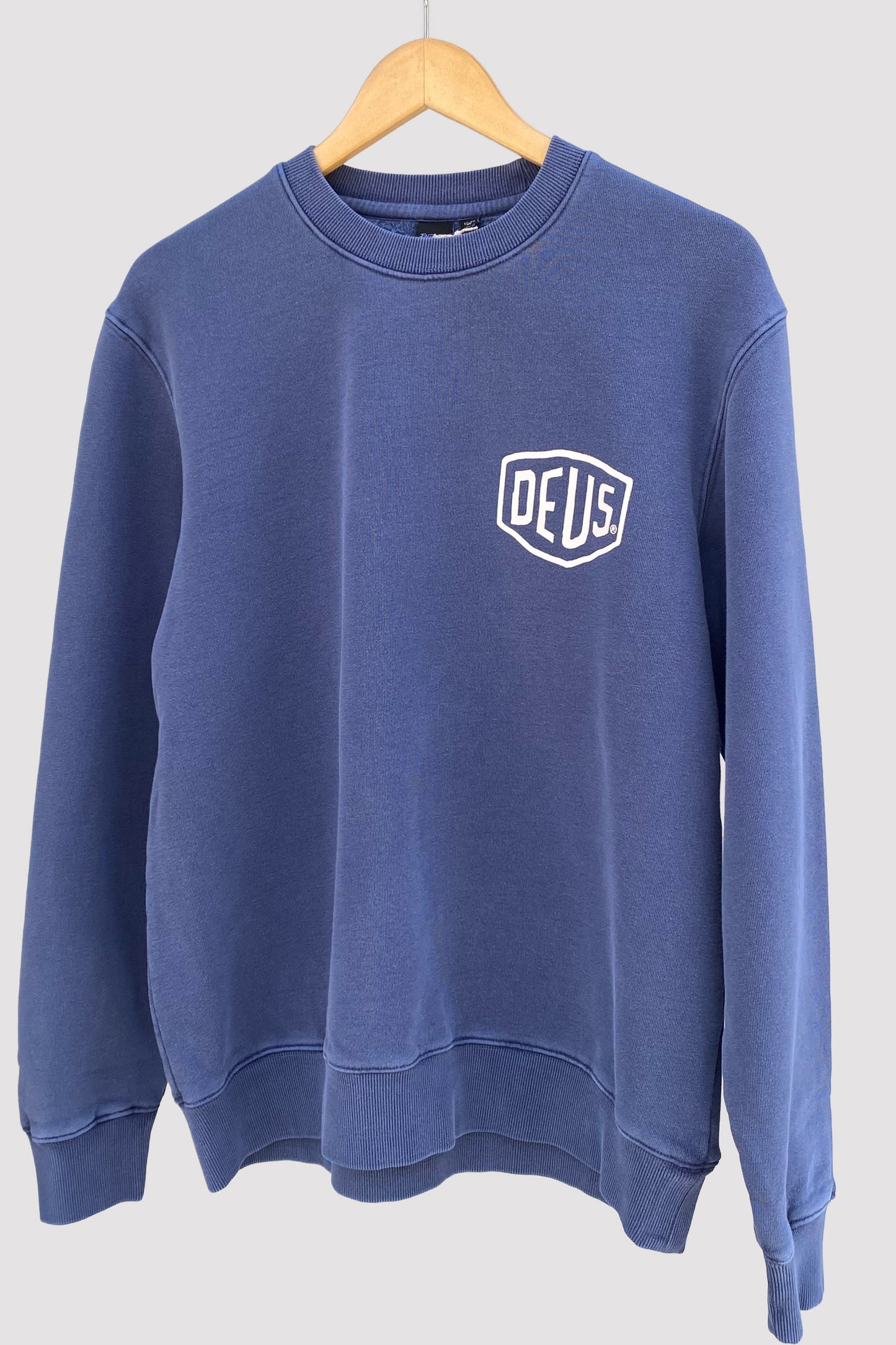 Deus Ex Machina Sudadera teñida en azul con escudo en blanco