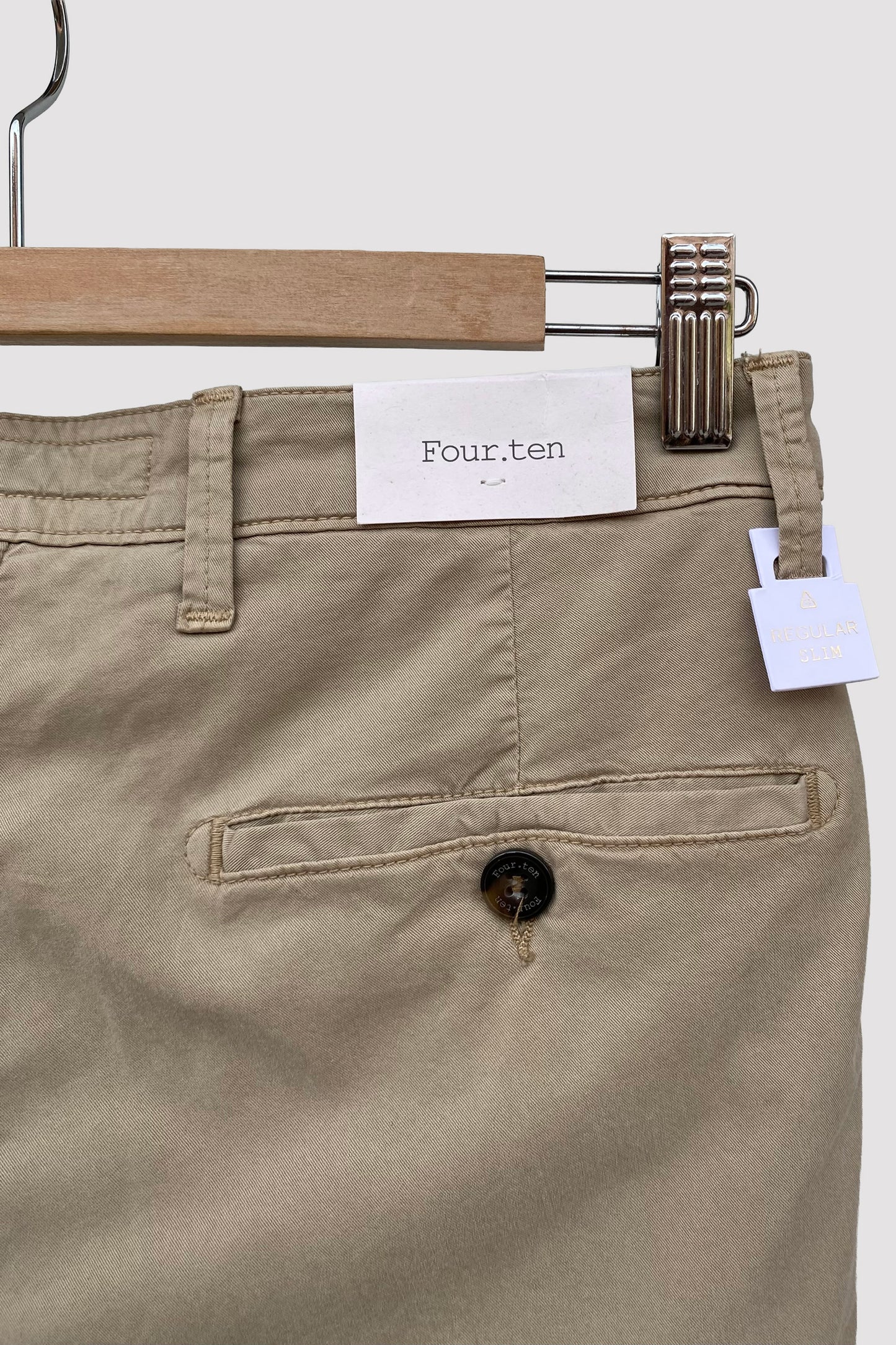 Four.ten Pantalón chino con pinza camel