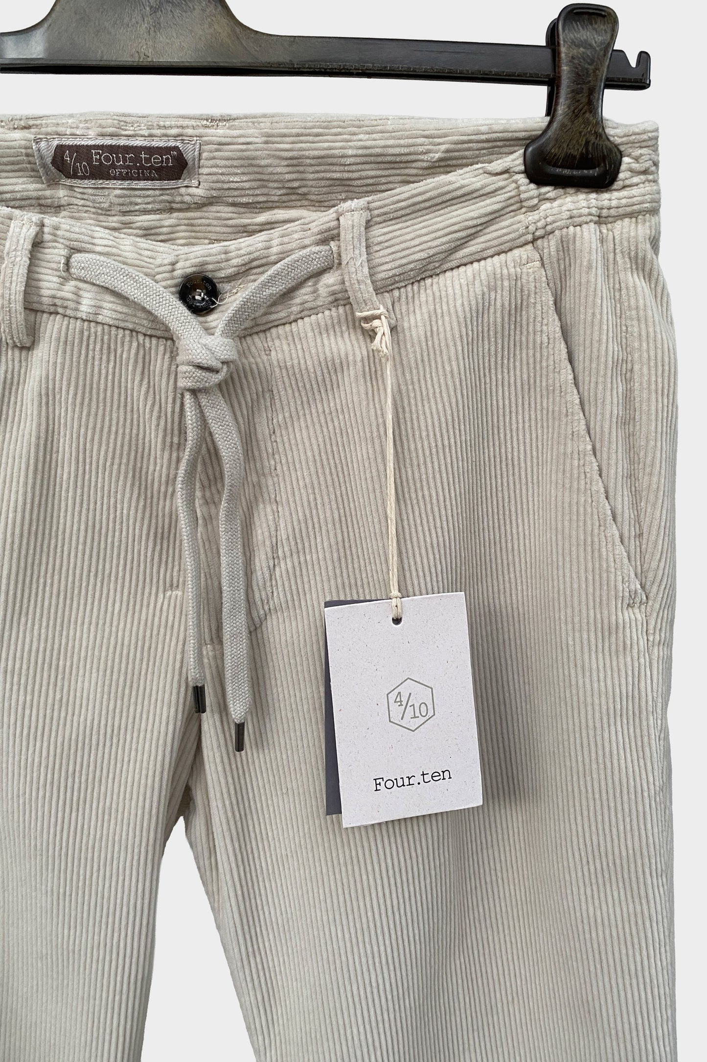 Four.ten Pantalón pana gorda blanco con cordón y goma