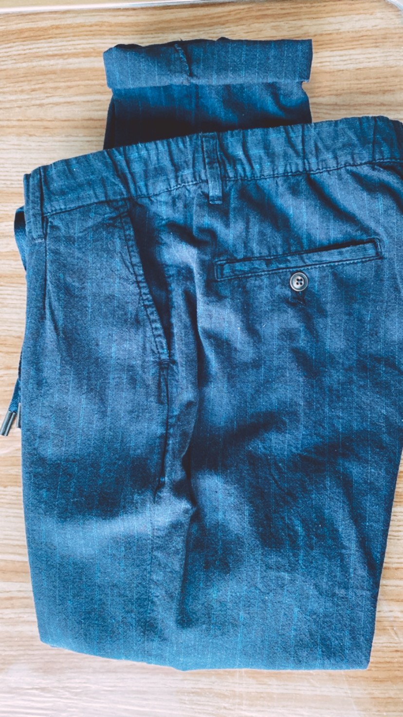Pantalón de pinzas azul marino con rayas